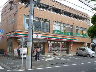 Convenience store. 500m to Seven-Eleven (convenience store)