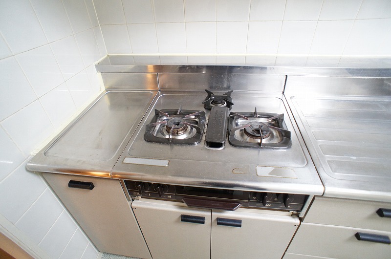 Kitchen. There is a happy 3-neck gas stove!