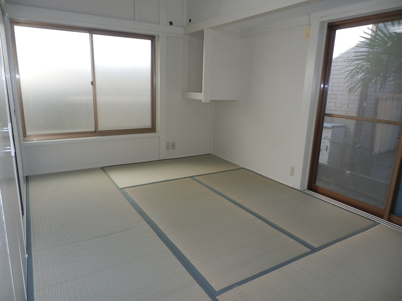 Living and room. 6-mat Japanese-style is also two-sided lighting ☆