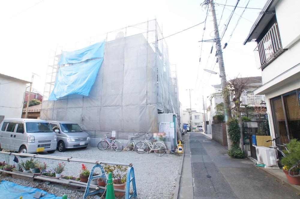 Local photos, including front road. Well-equipped is the terrain of the form that does not feel cramped feeling. It features a long good-quality terrain from north to south.