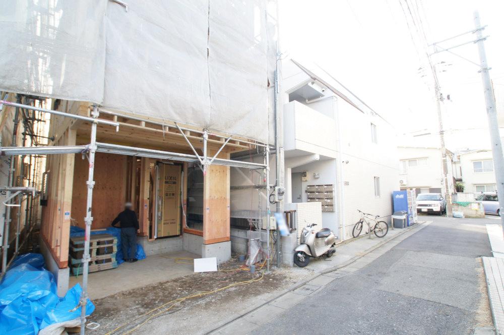 Local photos, including front road. Traffic volume is also less pedestrian traffic is also less calm road.
