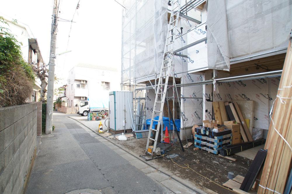 Local photos, including front road. Not too wide, Of not too narrow road width is the best.