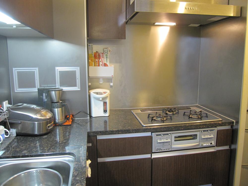 Kitchen. Adopt a separate L-shaped kitchen.