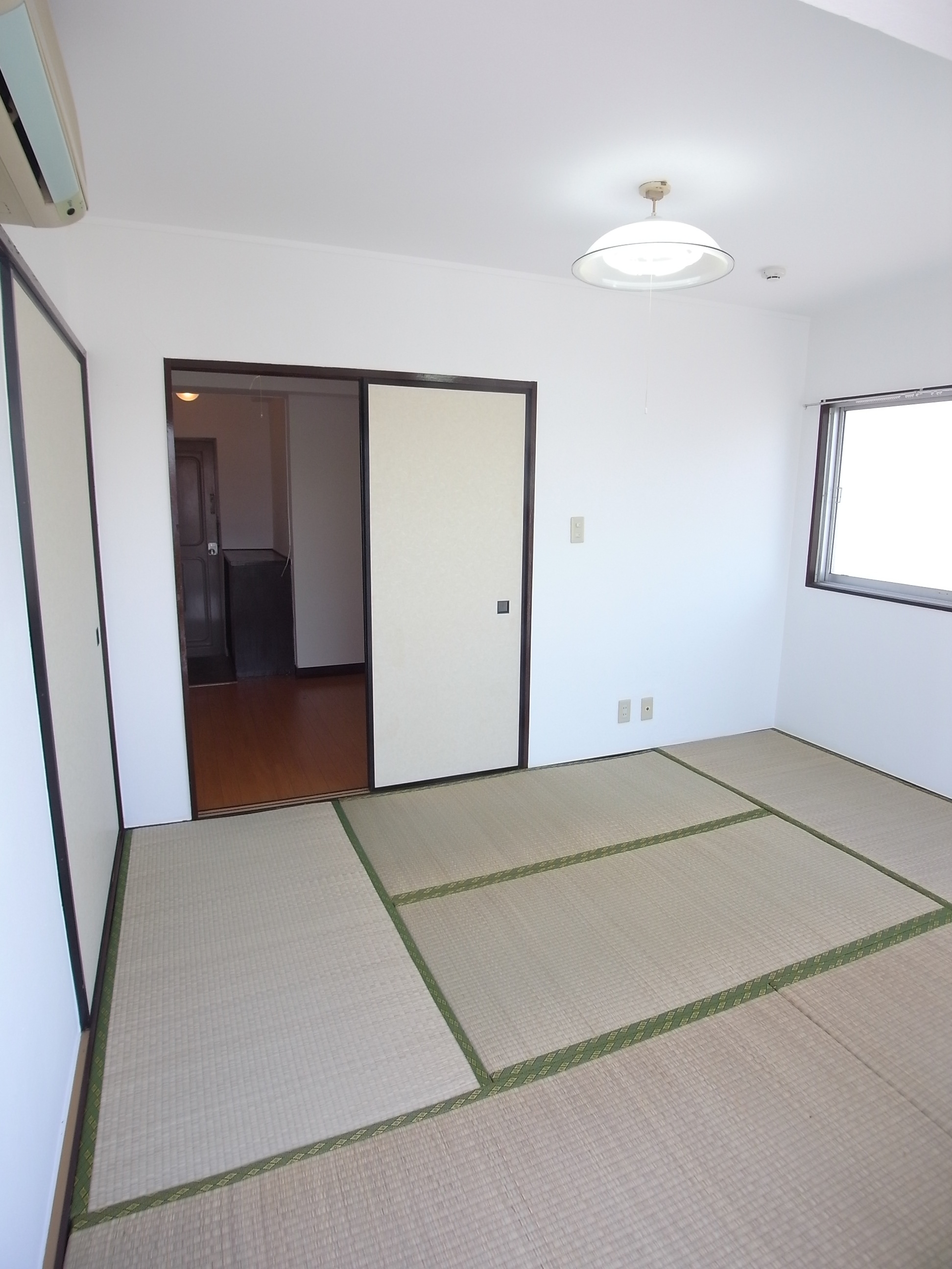 Living and room. Entrance direction Japanese-style room 6 tatami