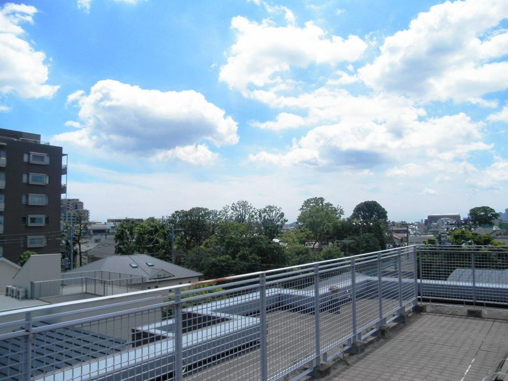 View photos from the dwelling unit. View from the roof terrace (May 2013) Shooting