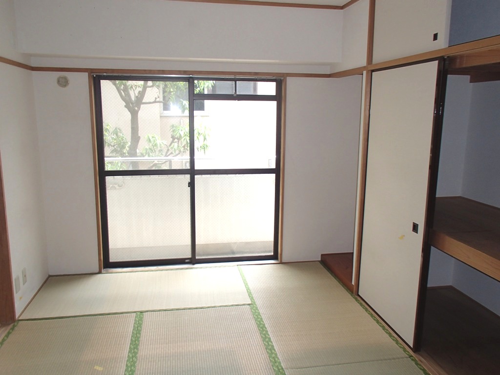 Living and room. Japanese-style room 6 quires