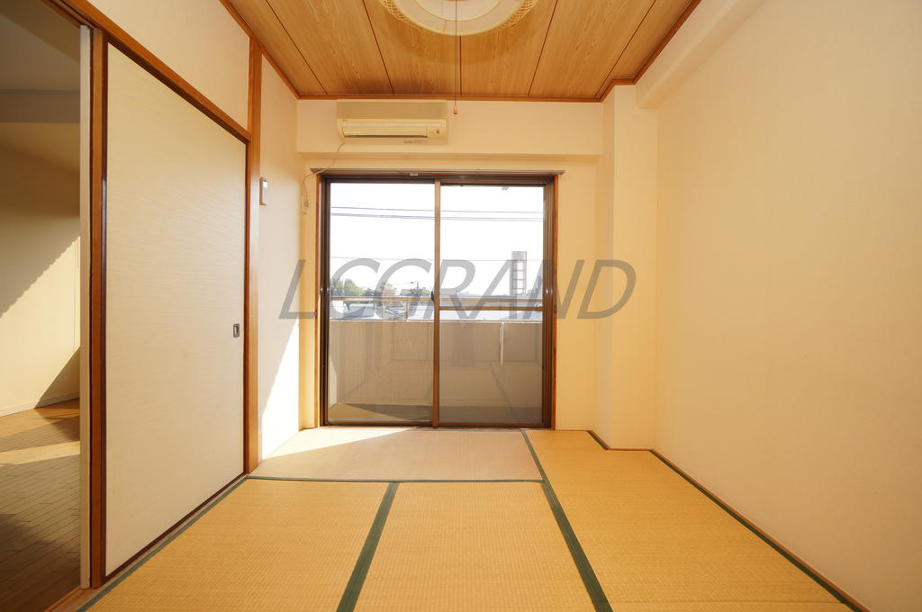 Living and room. 6 is a Pledge of Japanese-style room.