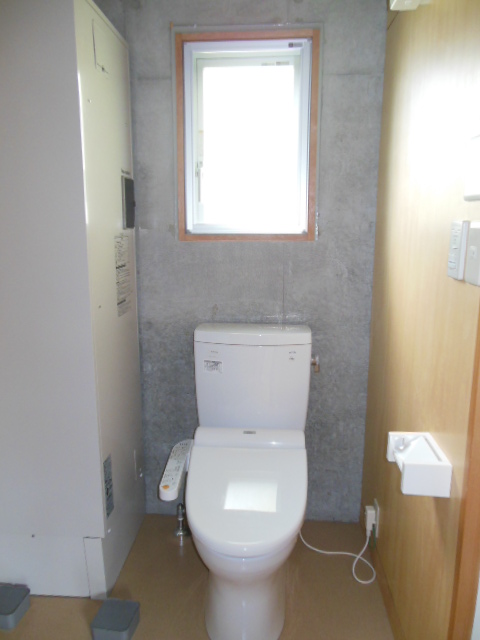 Toilet. Washlet equipped Yes window