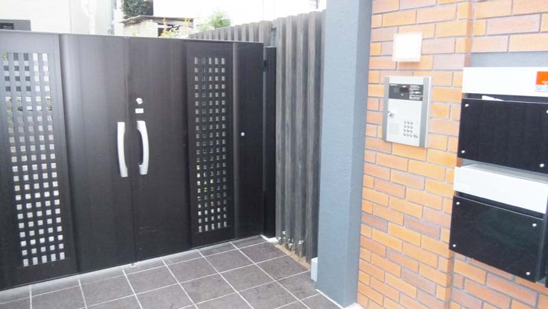 Entrance. Auto-lock have before entering the premises.