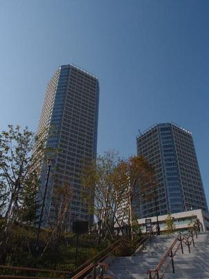 Local appearance photo. 42-storey tower apartment Seismic isolation structure adopted In July 2010 Built  ※ New construction