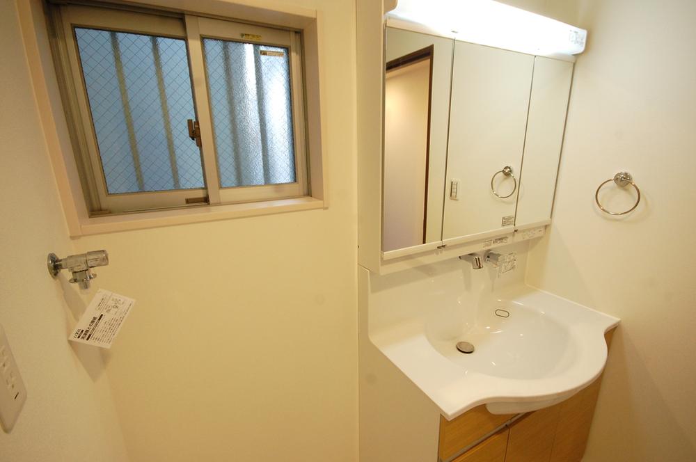 Wash basin, toilet