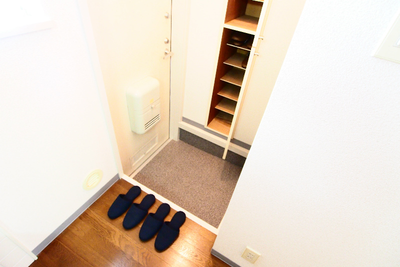 Entrance. Properly with a shoe box is to clean the entrance ☆