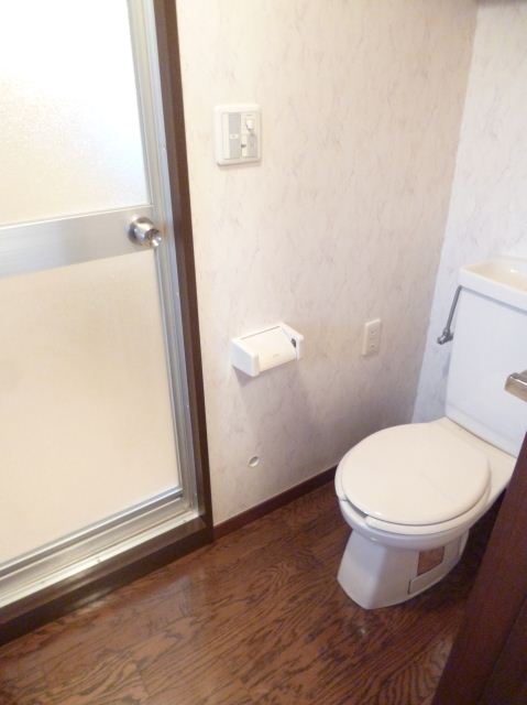 Toilet. 11 is the Pledge of large room.