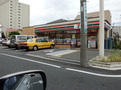 Convenience store. (Convenience store) to 470m