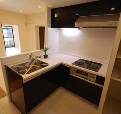 Kitchen. Kitchen specification overlooking the living room with L-shaped.