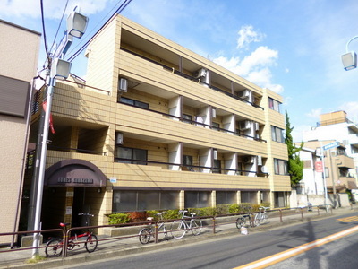 Building appearance. Komazawa University 8 minutes from the train station