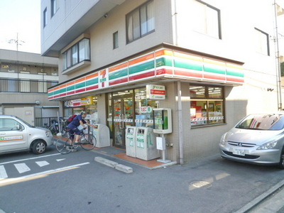 Convenience store. 250m to Seven-Eleven (convenience store)