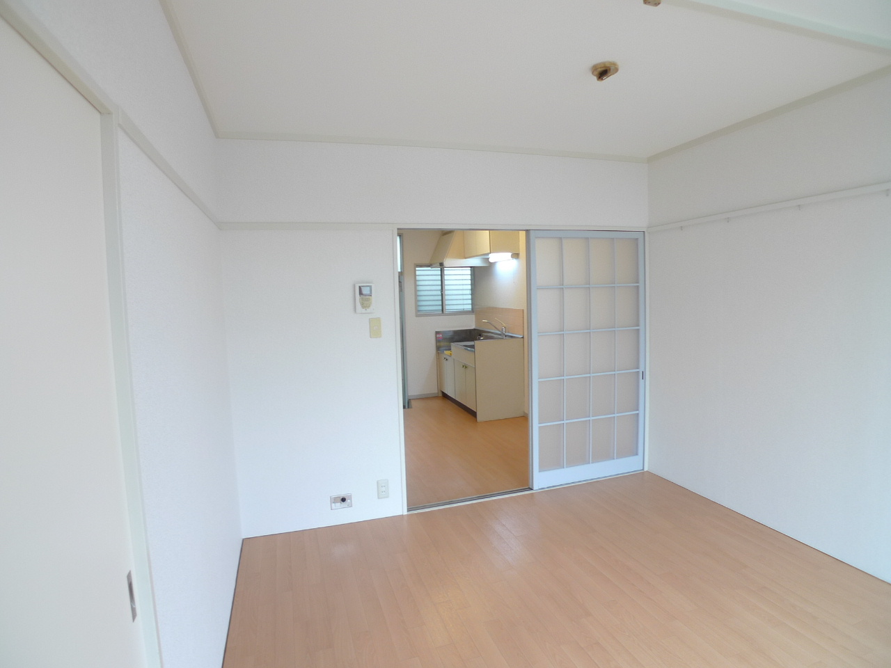 Living and room. Hiroshi 6 (CF)