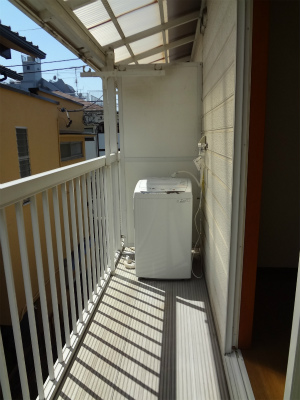 Balcony. Install a washing machine. Your laundry comfortable on the balcony facing south