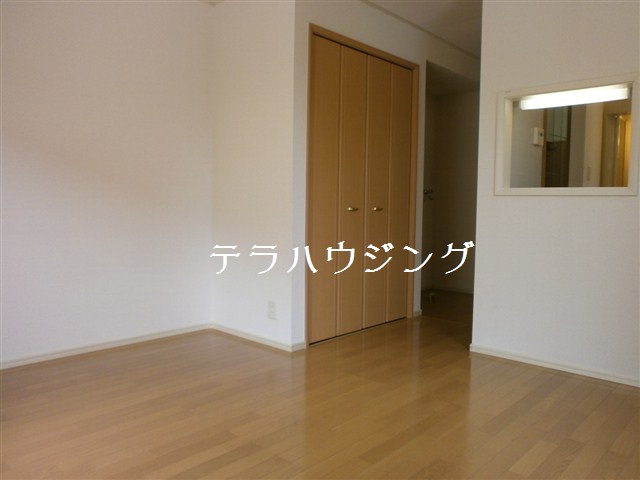 Living and room. Also take widely layout of the room location of the storage in passage ☆