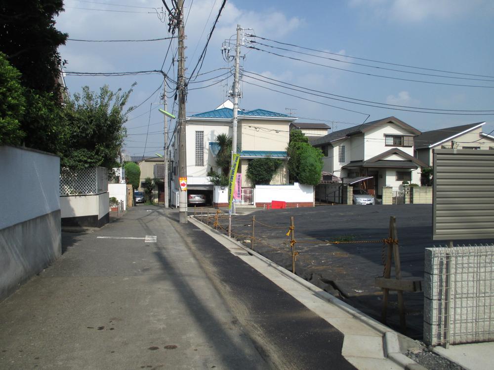 Local photos, including front road. Local which is located on a hill of the luxury low-rise residential area ~ August 2013 shooting ~