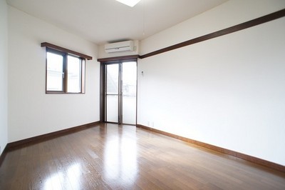 Living and room. Good bright room per yang ☆