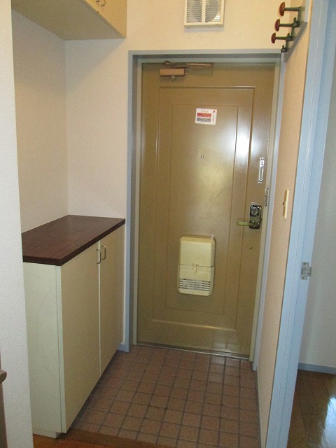 Entrance. Same property separate room