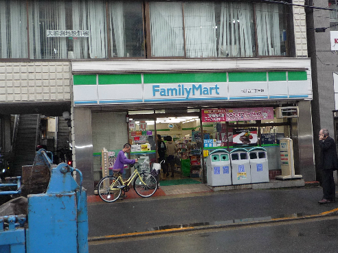 Convenience store. FamilyMart Tamagawadai-chome store up (convenience store) 245m