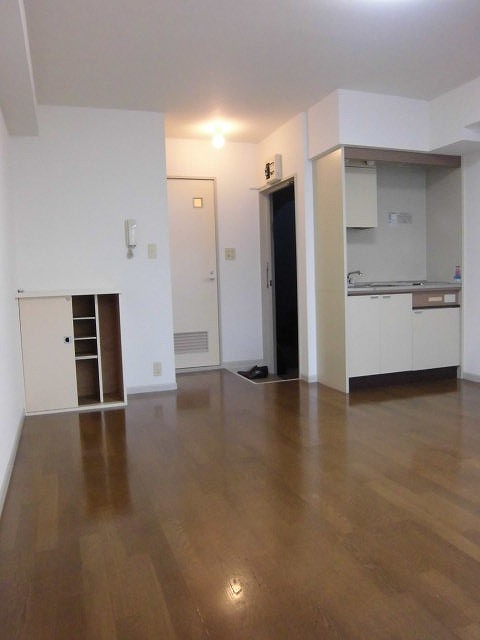 Living and room. Same property ・ Separate room