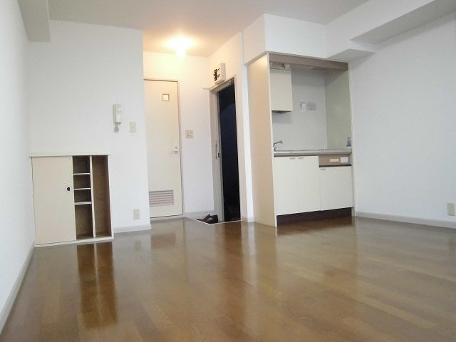 Living and room. Same property ・ Separate room