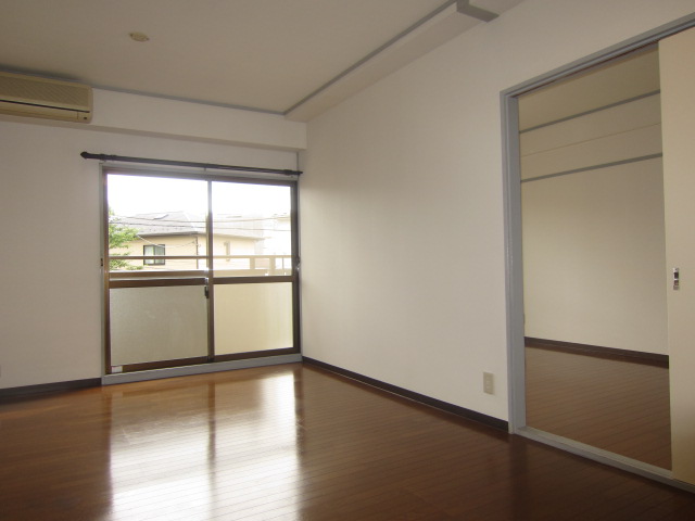 Living and room.  ■ Spacious living space