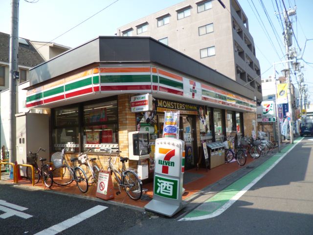 Convenience store. 700m to Seven-Eleven (convenience store)