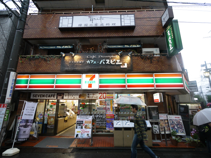 Convenience store. Eleven Setagaya Umegaoka Ekimae up (convenience store) 375m