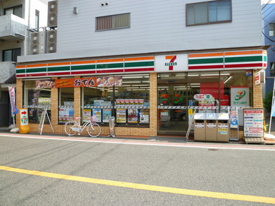 Convenience store. 600m to Seven-Eleven (convenience store)