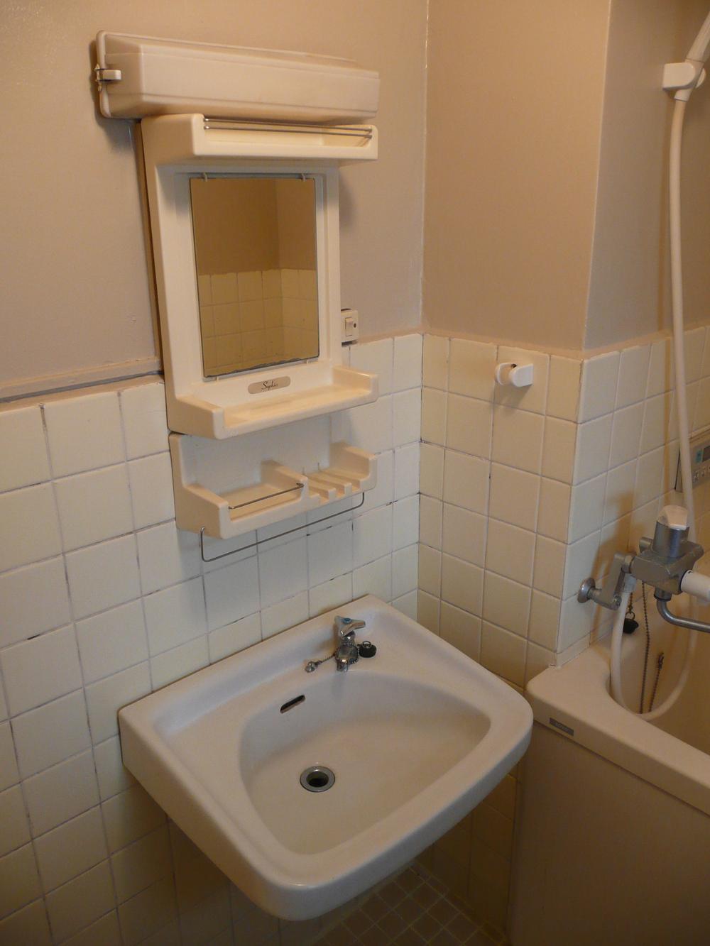 Wash basin, toilet. Indoor (10 May 2013) Shooting