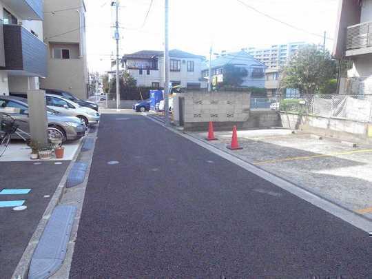 Local photos, including front road. You facing in addition to the road width of 4.2M is there is a feeling of opening has become a parking lot of the low-rise apartment.