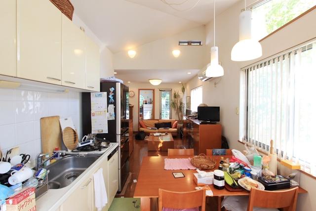 Kitchen. Ceiling height of balanced dining ・ Kitchen space. Plug the sunlight from the south.