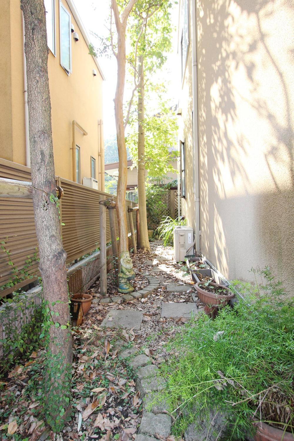 Garden. Approach to exit to the garden from the front door next to. You can also enjoy gardening.