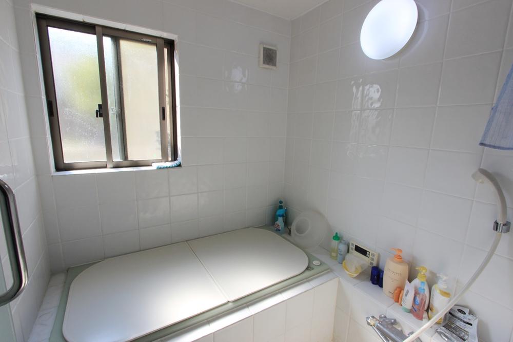 Bathroom. Bathroom with a profound feeling of tiled. Window There are also properly.