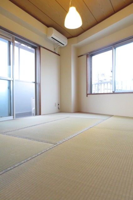 Living and room. Japanese-style room 6 quires