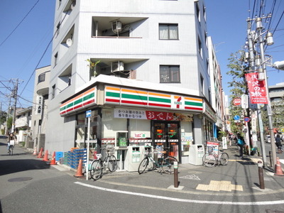 Convenience store. 700m to Seven-Eleven (convenience store)