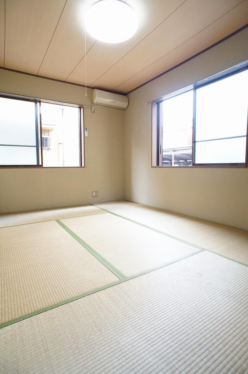 Living and room. 6 Pledge of Japanese-style room is also two-sided lighting