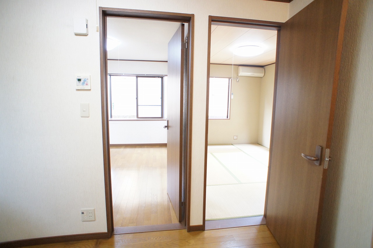 Living and room. Door leading to the 2 Tsunoo room