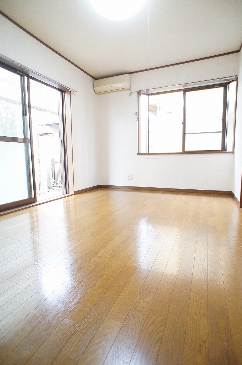 Living and room. Flooring of Western-style bright two-plane daylight! 