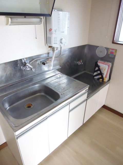 Kitchen. Two-burner stove installation Allowed, There is also a cooking space.