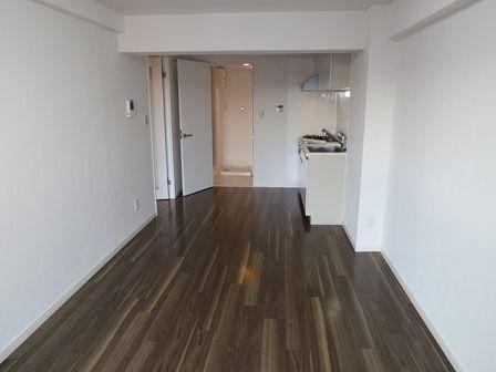 Living. ~ 11 end of the month we have completed new interior renovation ~ ◆ 11 floor, South-facing per per yang ・ View is good ◆ "Meidaimae" very convenient for transportation of the location of the station a 2-minute walk ◆