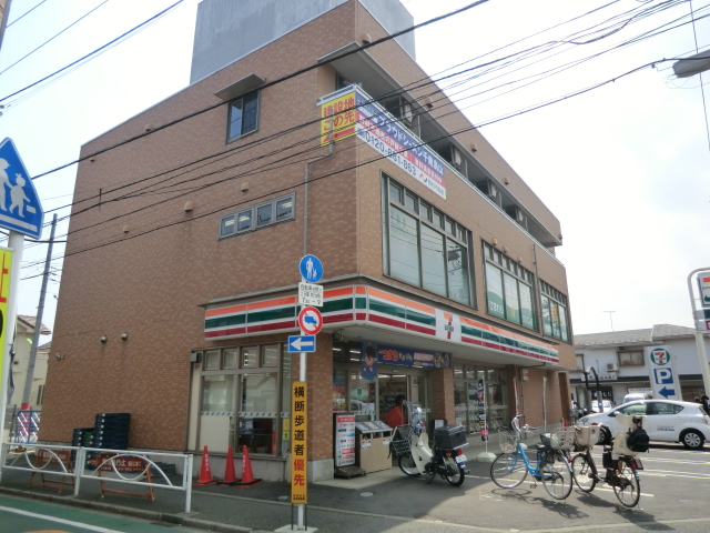 Convenience store. 190m to Seven-Eleven (convenience store)