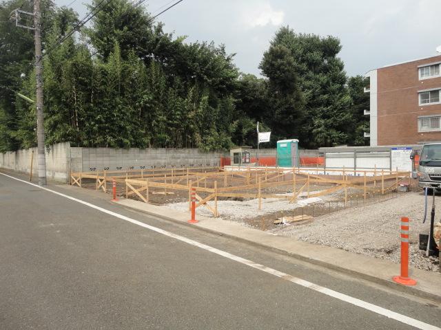 Local photos, including front road. local ・ Building before (July 2013) Shooting Left: 1 Building, Right: Building 2