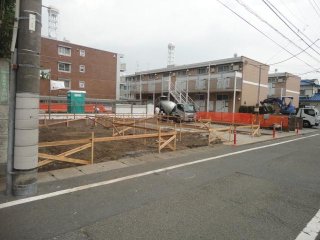Local photos, including front road. local ・ Building before (July 2013) Shooting Left: 1 Building, Right: Building 2