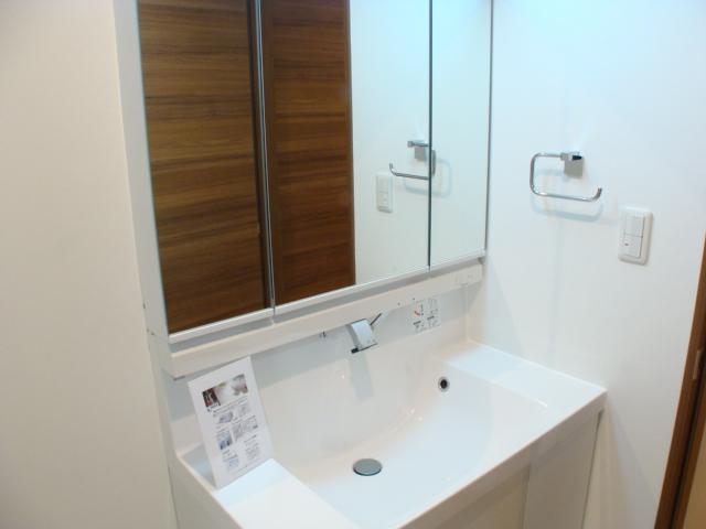 Wash basin, toilet